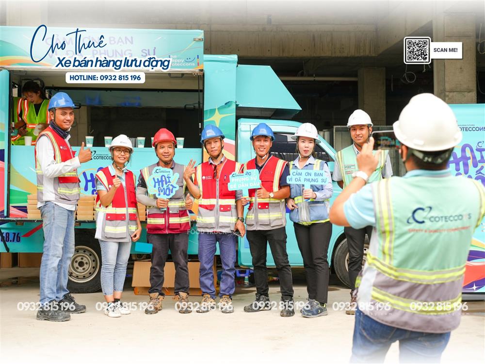Xe bán hàng lưu động phát quà tri ân nhân viên